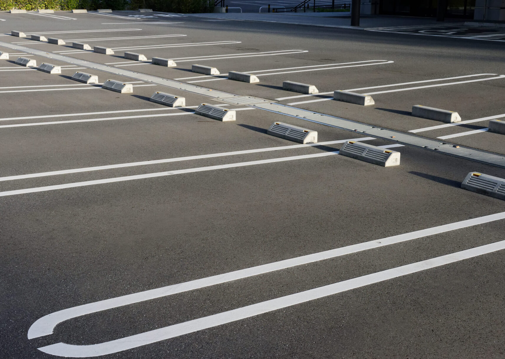 会社に駐車場が足りない！社員目線、管理者目線での会社に必要な駐車場の確保方法と、安全で便利な運用方法について